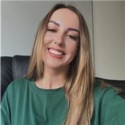 Laureata in insegnamento della lingua inglese con certificazione CAE (C1)